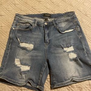 Judy blue distressed size 2x shorts.  Like new
